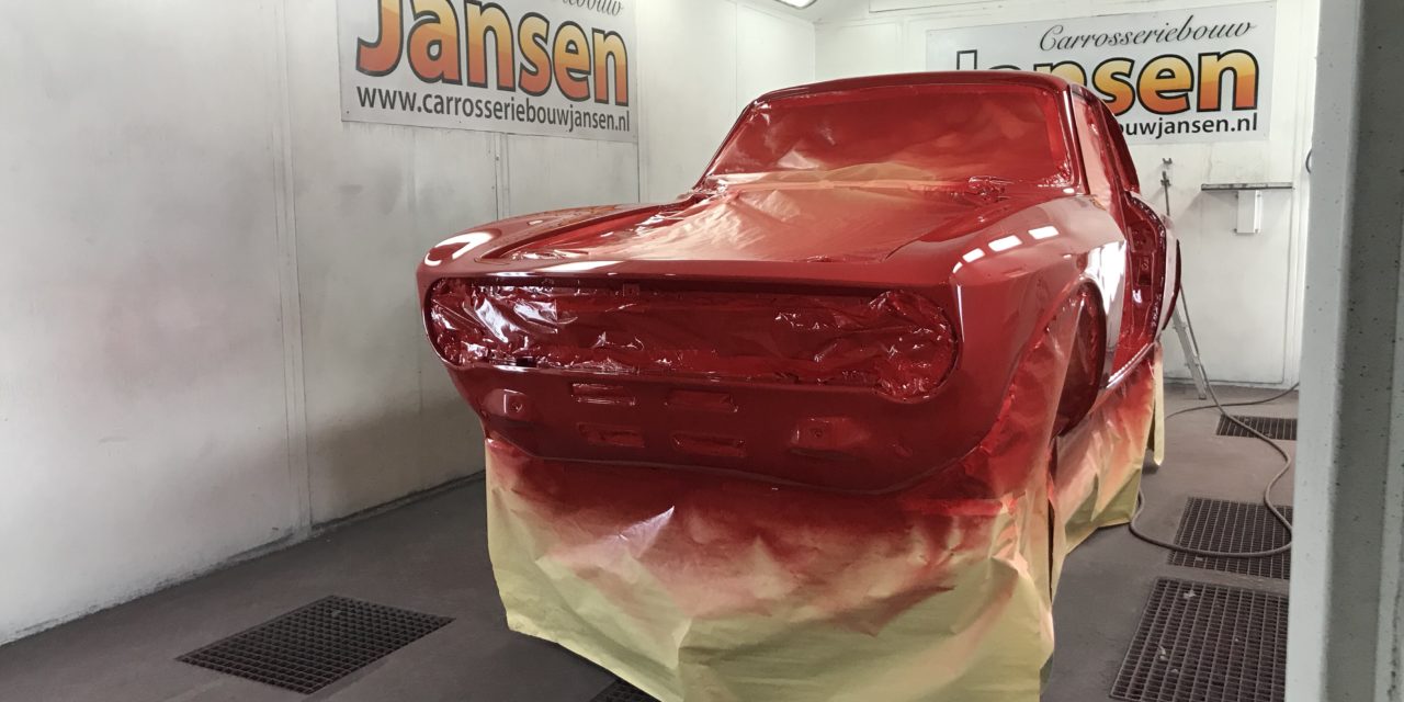 Alfa Romeo carrosserie in de kleur.