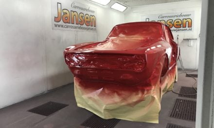 Alfa Romeo carrosserie in de kleur.