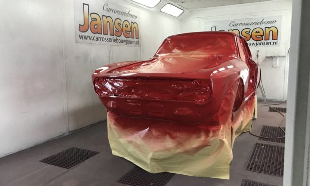 Alfa Romeo carrosserie in de kleur.