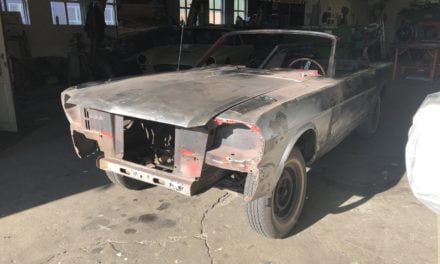 Ford Mustang binnen om te plaatwerken en te spuiten.