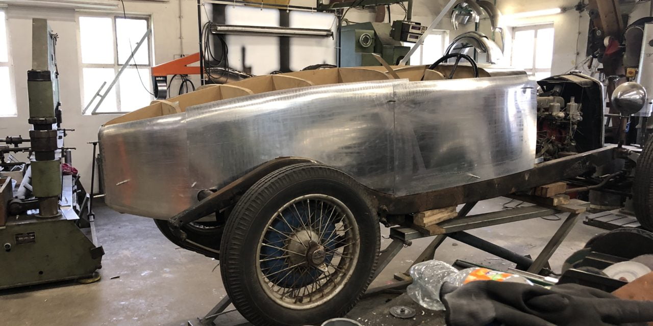 Aluminium plaatwerk om de mal maken voor de Riley 12/4.