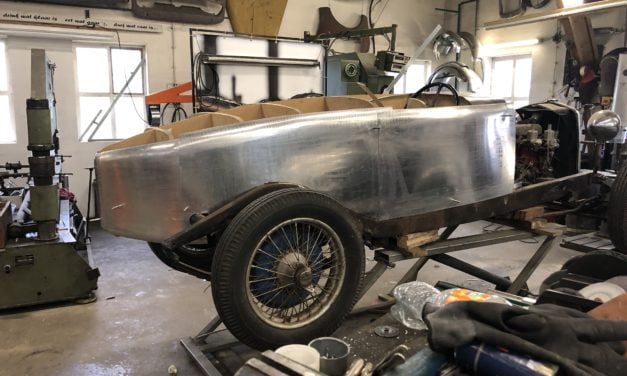 Aluminium plaatwerk om de mal maken voor de Riley 12/4.