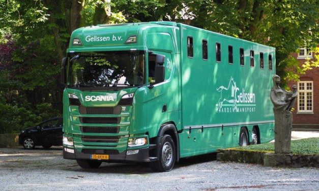 Gelissen kan weer vol trots rond rijden met de nieuwe truck.