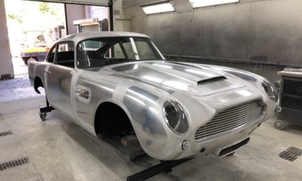 Aston Martin DB5 binnen om te spuiten.