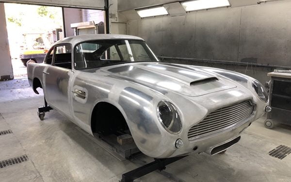 Aston Martin DB5 binnen om te spuiten.