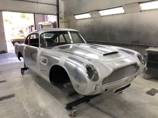 Aston Martin DB5 binnen om te spuiten.