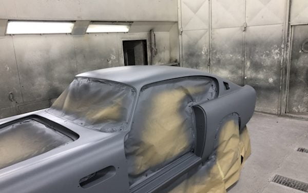 Aston Martin DB6 staat in de grondverf
