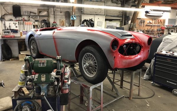 Austin Healey 100/6 klaar voor de spuiterij.