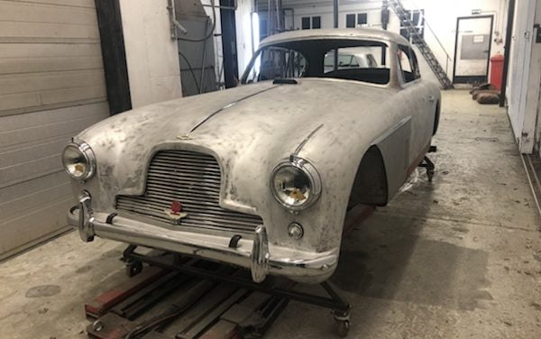 Aston Martin DB2 binnen om te worden gespoten
