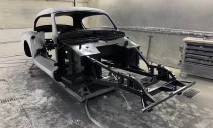 Aston Martin DB2 staat in de epoxy en de binnenkanten doorgespoten.