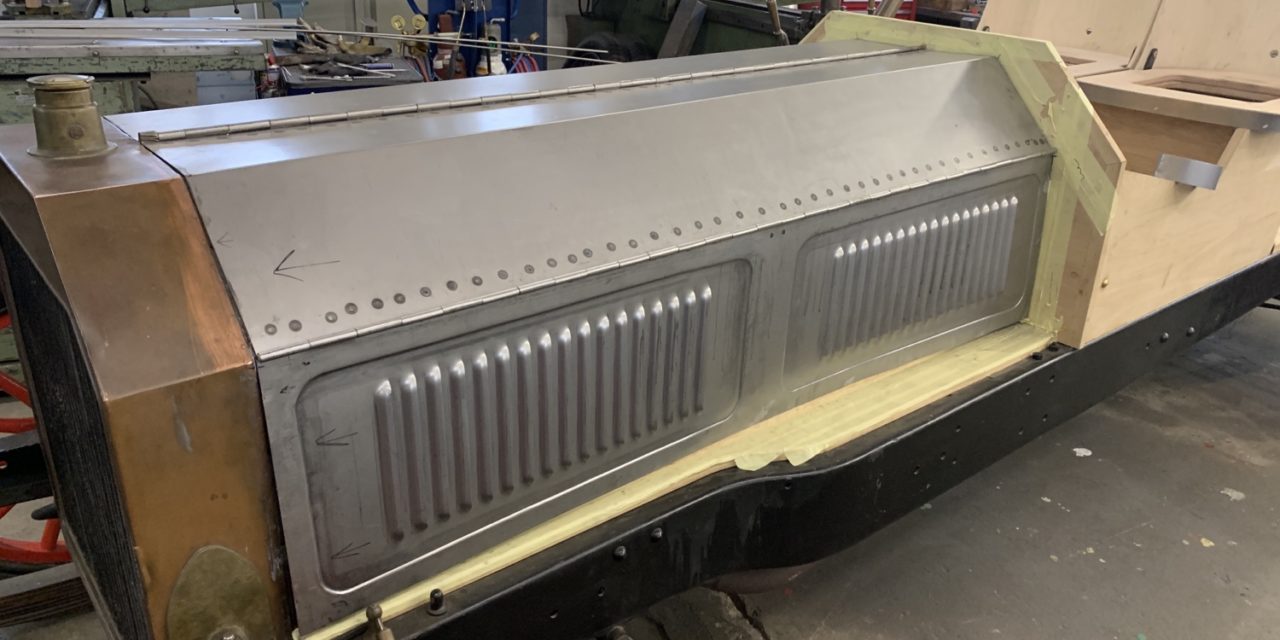 Motorkap van een Rochet Schneider gemaakt.