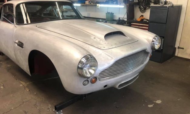 Laksysteem opbouwen op een Aston-Martin DB4  Carrosserie staat in de epoxy en we zijn begonnen met het strakmaken.