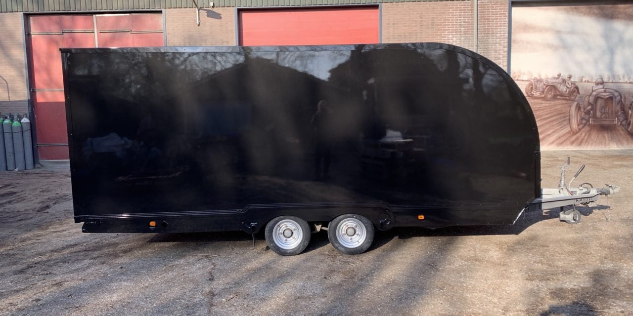 Onze gesloten autoambulance in de kleur gespoten.