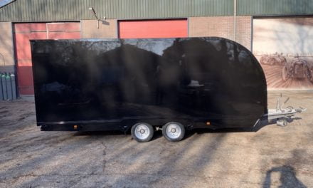 Onze gesloten autoambulance in de kleur gespoten.