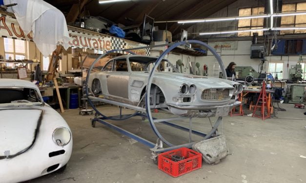 Maserati Sebring binnen voor plaatwerk en spuiten.