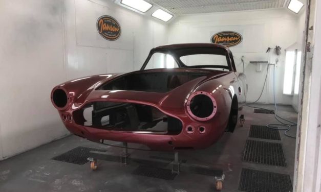 Aston Martin DB 4 in kleur gespoten.