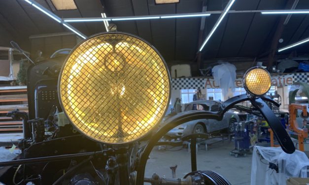 Lampen van de Delage branden mooi Frans geel