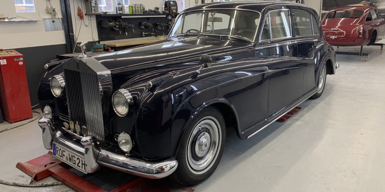 Rolls Royce binnen voor restauratie