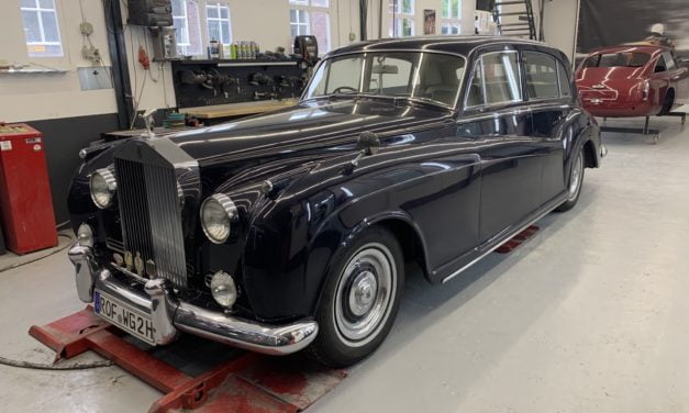 Rolls Royce binnen voor restauratie