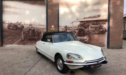 Citroën DS staat klaar om opgehaald te worden.