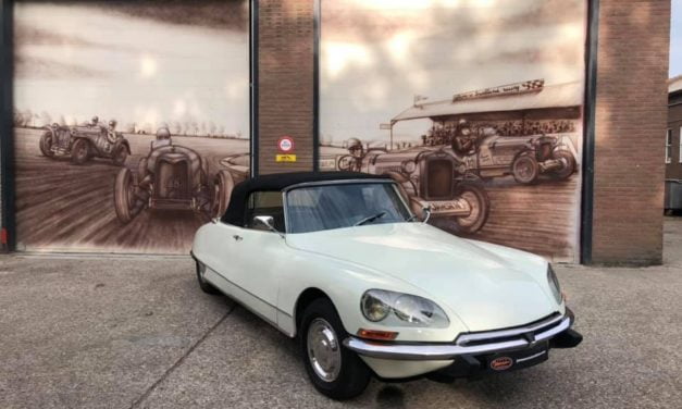 Citroën DS staat klaar om opgehaald te worden.