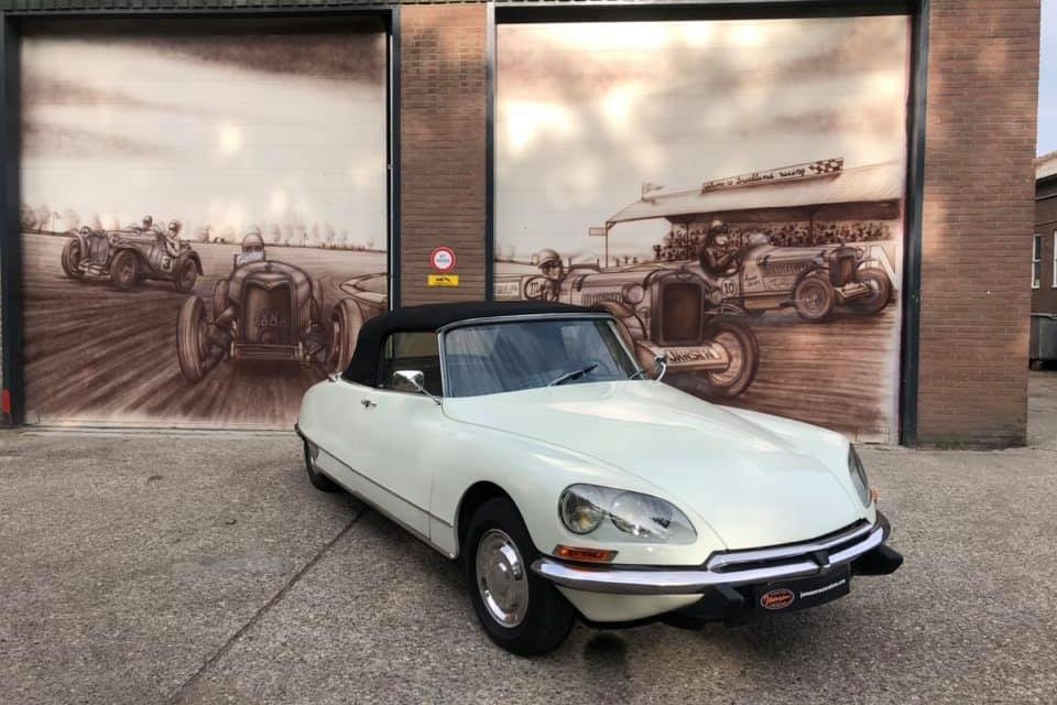 Citroën DS staat klaar om opgehaald te worden.