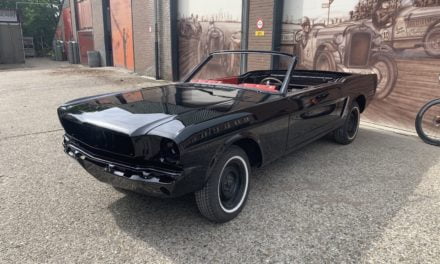 Ford Mustang gespoten.