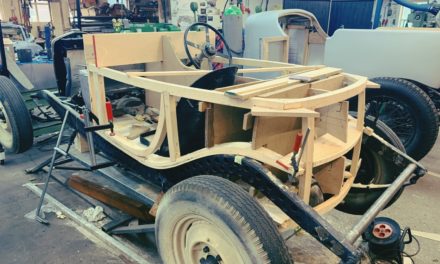 Houtwerk maken voor een Riley.