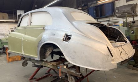Plaatwerk aan de Rolls Royce.