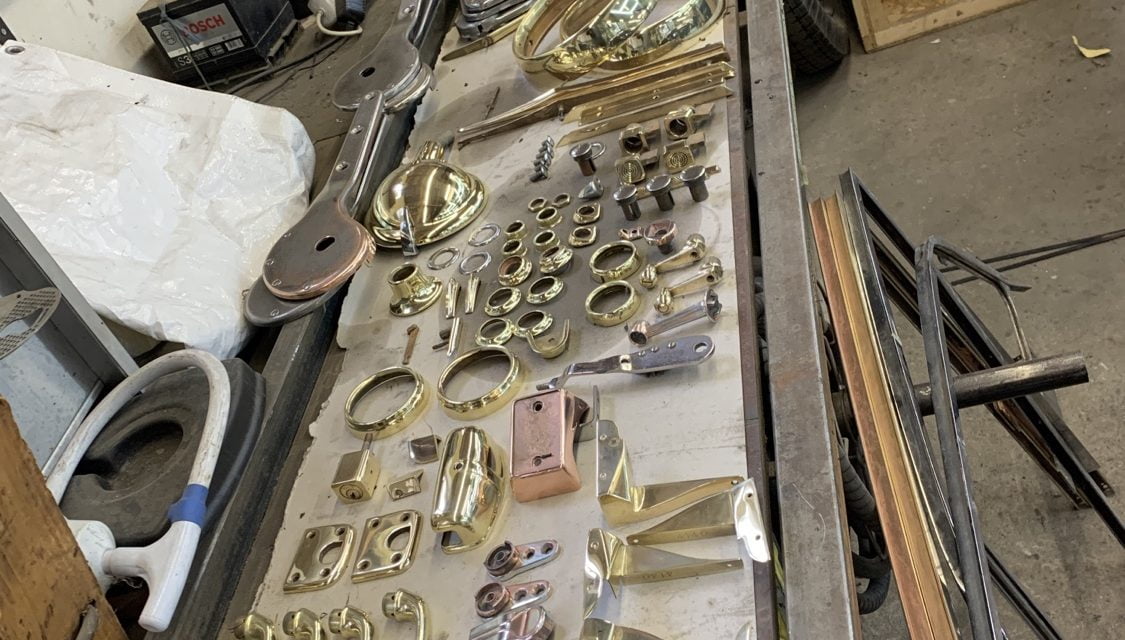 Diverse delen Rolls Royce geslepen en gepolijst en klaar om te verchromen.