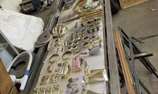 Diverse delen Rolls Royce geslepen en gepolijst en klaar om te verchromen.