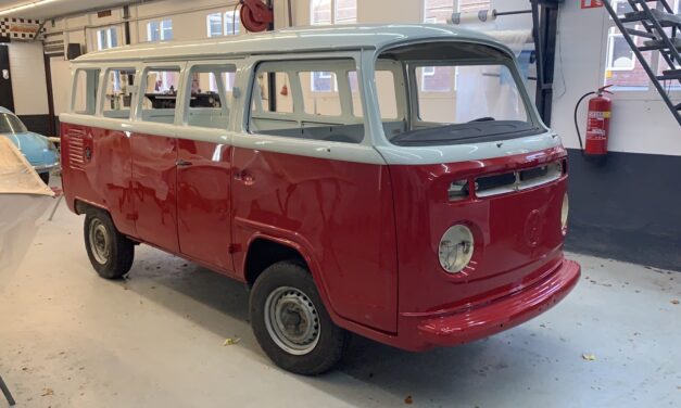 VW T2 gespoten in twee originele kleuren.