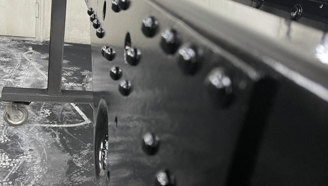 Unimog chassis gestraald, Geschoopeerd en gespoten.