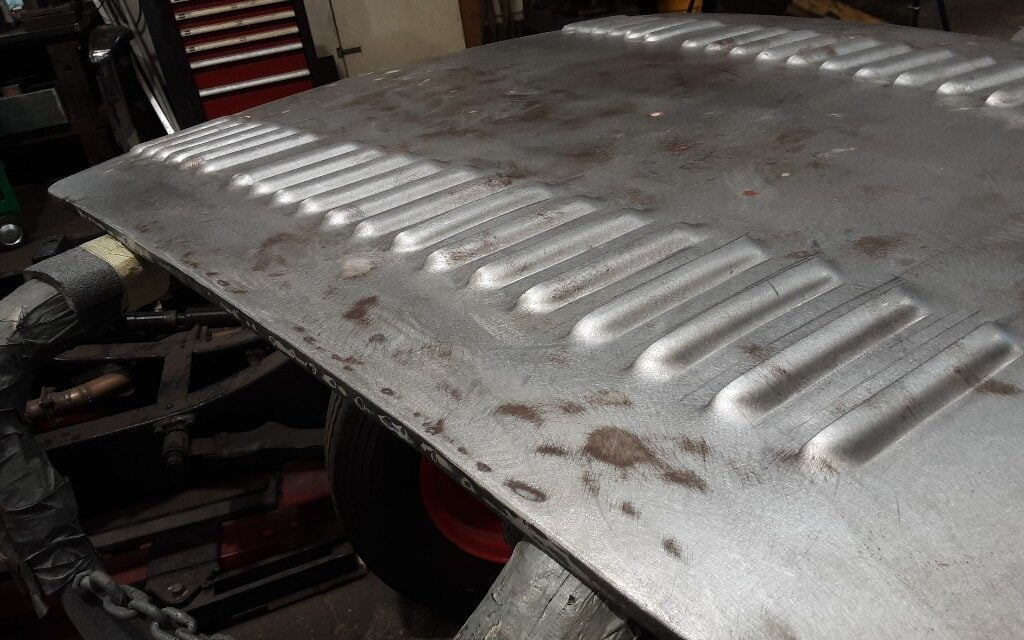 Louvres in motorkap van een Austin Healey 100/4 gemaakt.