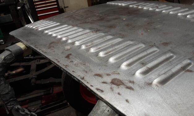 Louvres in motorkap van een Austin Healey 100/4 gemaakt.