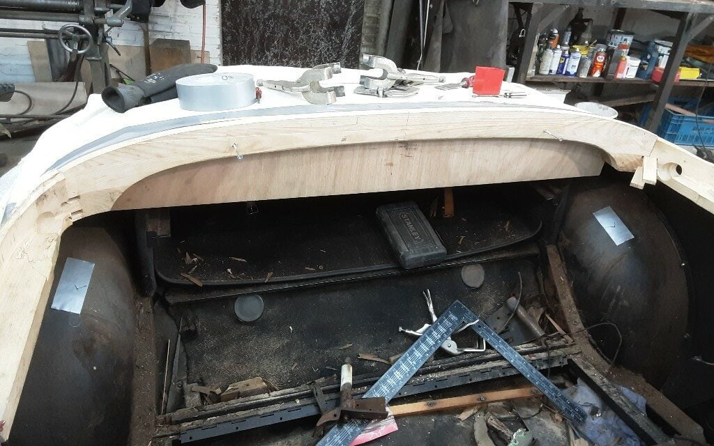 Houtwerk aan de Mercedes 220A