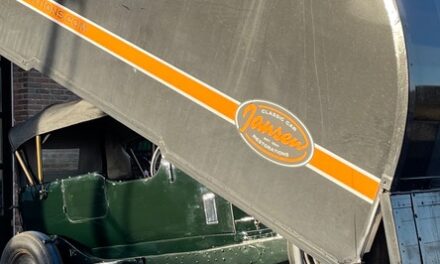 Bentley staat in de gesloten autotransporter om weg te worden gebracht.
