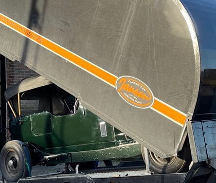 Bentley staat in de gesloten autotransporter om weg te worden gebracht.