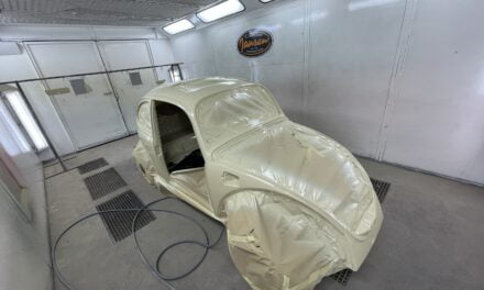 VW Kever in de originele kleur gespoten.