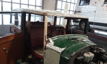 Houtwerk aan de Rolls Royce woody