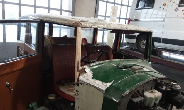 Houtwerk aan de Rolls Royce woody