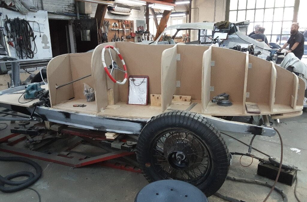 Ford V8 special racer aan het bouwen.
