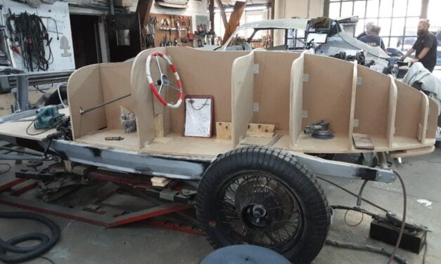 Ford V8 special racer aan het bouwen.