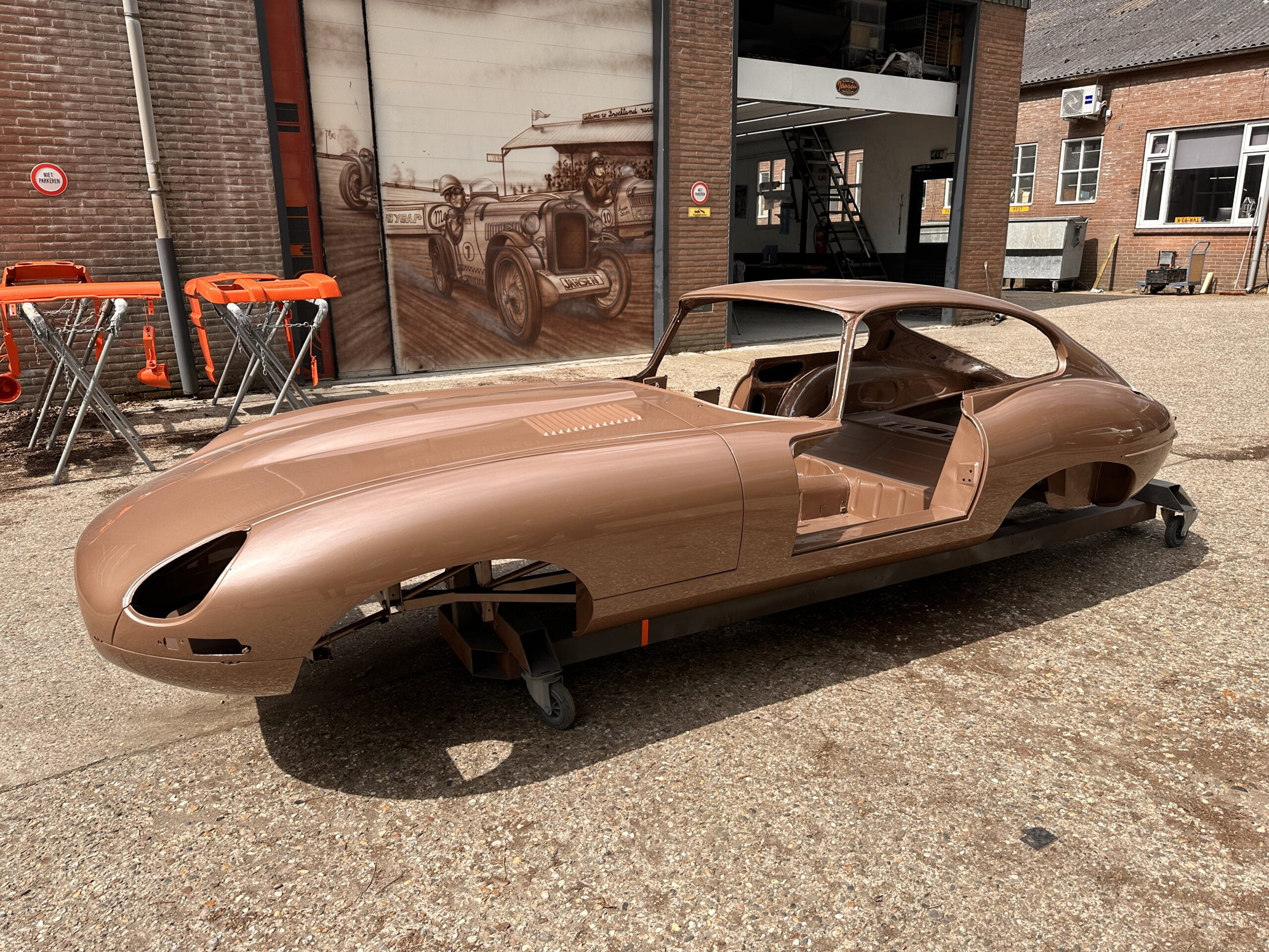 Jaguar E-type afgeleverd
