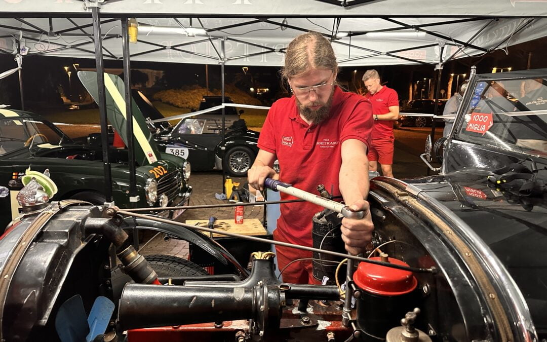 Technische ondersteuning tijdens de Mille Miglia voor Team Houtkamp