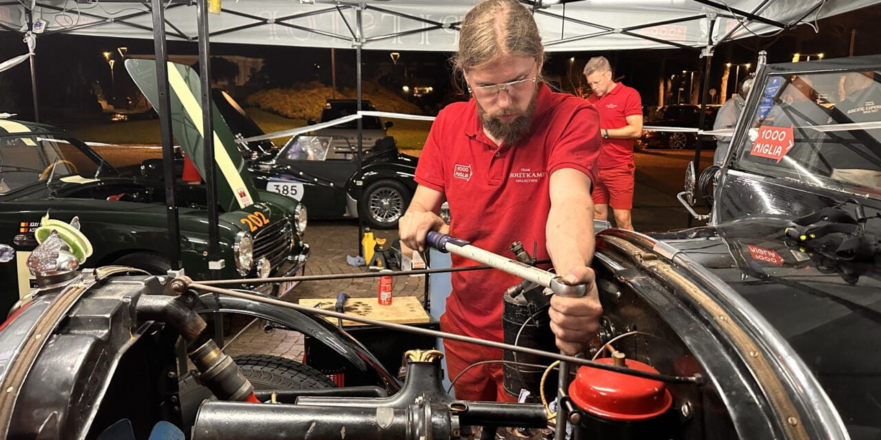 Technische ondersteuning tijdens de Mille Miglia voor Team Houtkamp