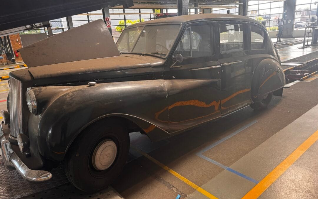 De Austin Princess heeft via de RDW weer zijn originele kenteken terug.