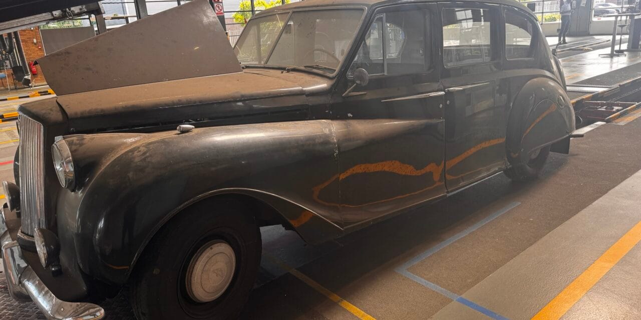 De Austin Princess heeft via de RDW weer zijn originele kenteken terug.