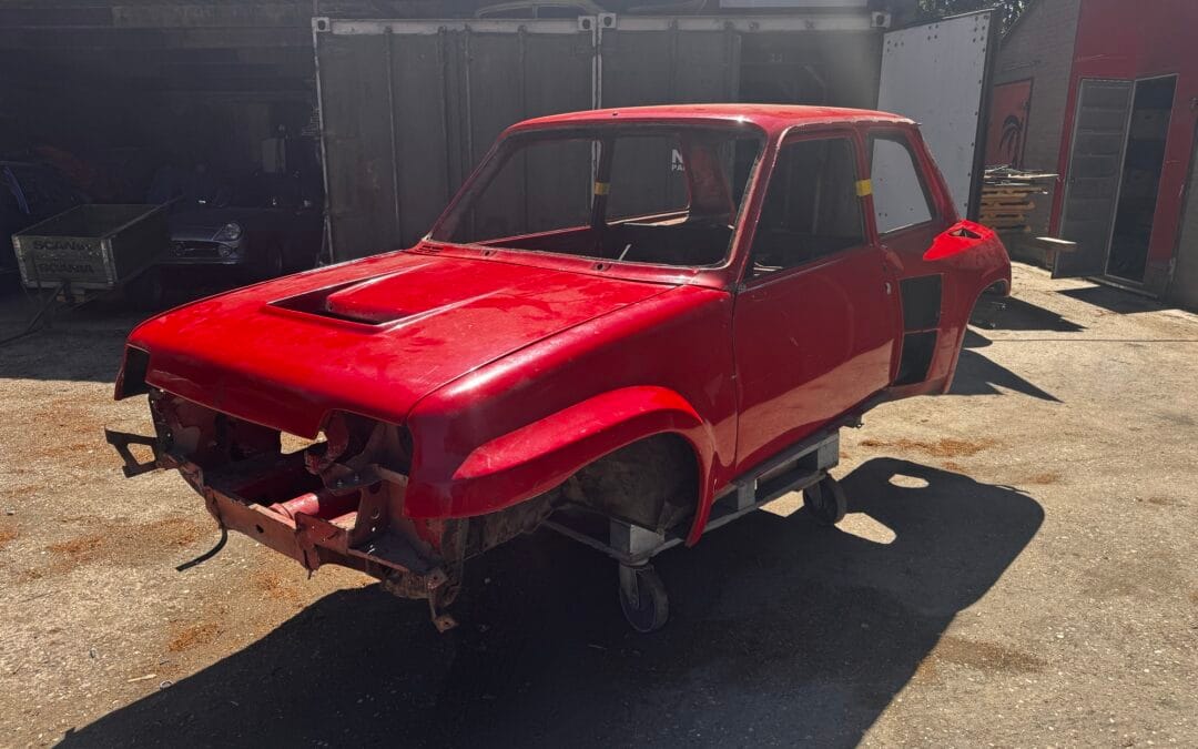 Renault 5 GT Turbo binnen om te stralen