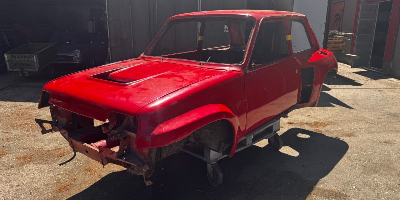 Renault 5 GT Turbo binnen om te stralen